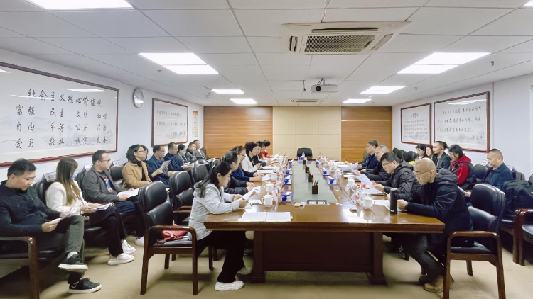 成人av
召开粤新两地化妆品企业产业发展沟通交流座谈会