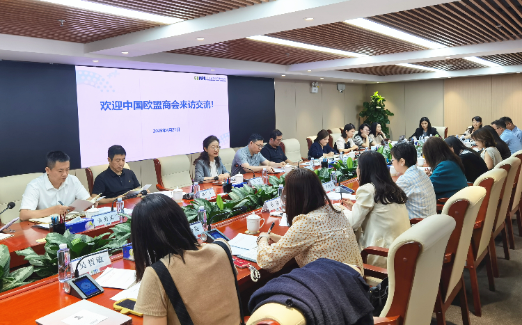 成人av
副局长王玲会见中国欧盟商会医疗器械工作组一行